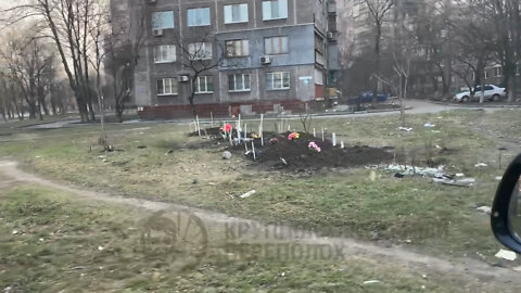 Mariupol: an improvised cemetery among apartment houses