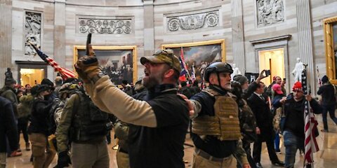 Un seul policier essaie de contenir les manifestants pro-Trump dans le Capitole