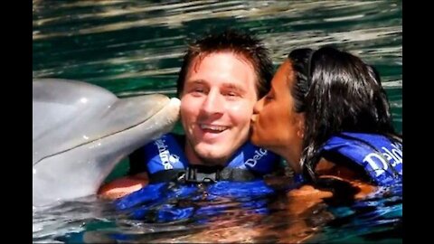 ميسي مع الدلافين/messi with dolphin