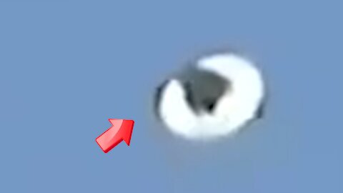 Sighting of a saucer-shaped UFO floating in the sky [Space]