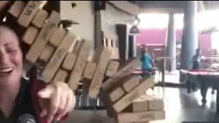 Elle a mis la pièce de Jenga avant les bœufs!