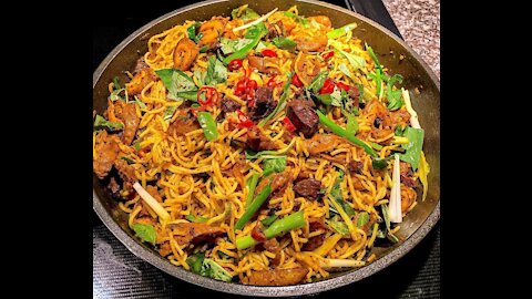 Stir-fried vermicelli with turmeric and a series of nutritious Vietnamese specialties