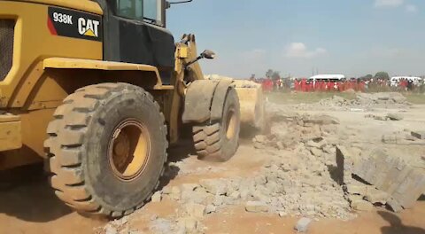 SOUTH AFRICA - Johannesburg - Land grabs in Lenesia (videos) (Dus)