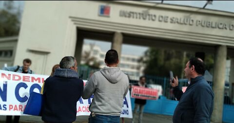 Covid 19: Protestas contra la plandemia frente al ISP en Santiago de Chile