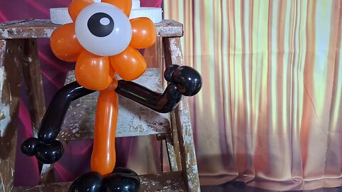 Watch the Balloon Guy make a eyeball flower monster balloon - Day 207