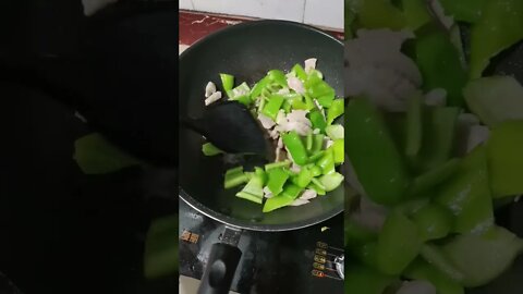 青椒炒肉 Stir-fried Pork with Green Peppers