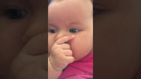 LINDA BÉBÉ CHUPANDO O DEDO MUITO FOFA - BEAUTIFUL BABY SUCKING FINGER VERY CUTE - طفل جميل يمص أصابع