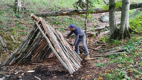 SOLO CAMPING IN THE FOREST AT NIGHT / Outdoor Survival Skills / Bushcraft Shelter Building