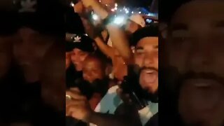 Ricardo Graça festejando no carro com a torcida vascaína na saída de um jogo