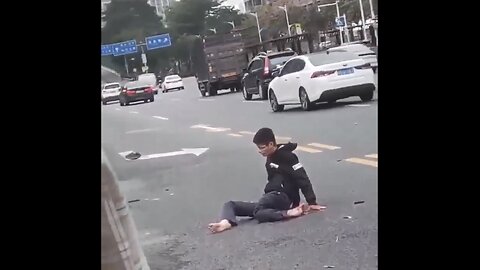 BOY GOT HIT BY VEHICLE🚏🛣️🚶🏻🚐ON BUSY TRAFFIC ROAD🚏🛻🧎🚑💫