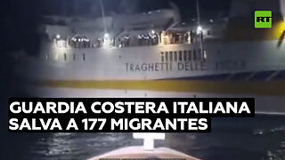 La guardia costera de Italia rescata a 177 personas de un barco incendiado que trasladaba migrantes
