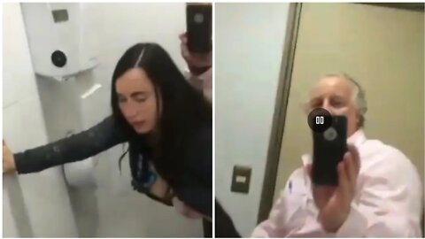 EU DO PRA VELHO MESMO KKKKKKKK VIDEO COMPLETO - MULHER É FLAGRADA TRANSANDO COM VELHO NO BANHEIRO