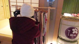 Aiza buys a beautiful Yukata in Tokyo