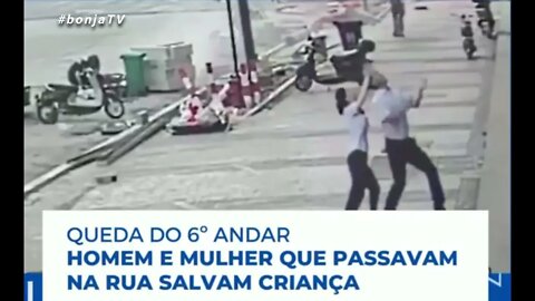 Criança Cai do Sexto Andar e é Aparada por Homem que Passava na Rua | bonja tv