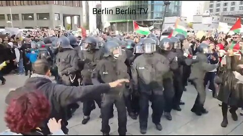 Auseinandersetzung zwischen Polizei und Demonstranten auf verbotener Palästina-Demo Berlin 15.10.23