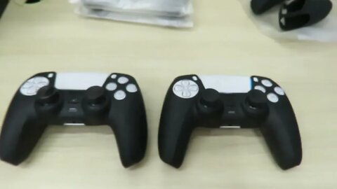 4x Capas de Silicone Fino para DualSense (Controlador PlayStation 5 - PS5) c/ Furo Grande p/ Recarga