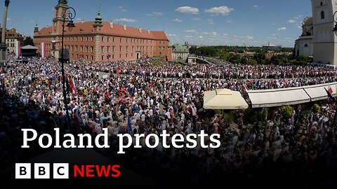 Poland: Thousands protest over new law - BBC News