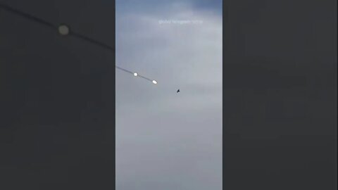 A Russian Su-35S fighter jet releases flares over Luhansk, Donbas!