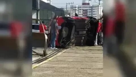 Rindo Muito: Aluna acelera e capota carro durante prova de autoescola de Florianópolis