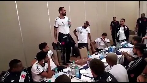 Elenco do Vasco comemorando o aniversário de Castán