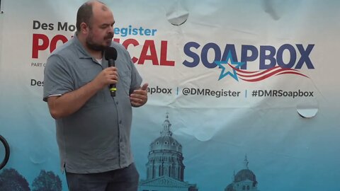 Ryan Melton speaks at the Des Moines Register Political Soapbox during the Iowa State Fair：/09