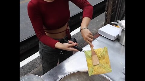 Eggs & Bananas! The Most Popular Roti Lady in Bangkok - Thai Street Food