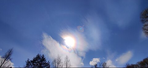 27.4.2024: Halo color, weird clouds.. sun halo?