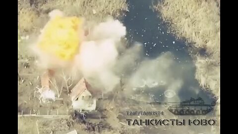 Russian tank blows up a house full of the Ukrainian soldiers