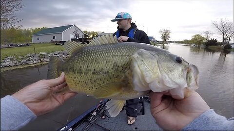 INSANE Largemouth Fishing! -- Flippin' Jigs in the SLAUNCH CAVE!