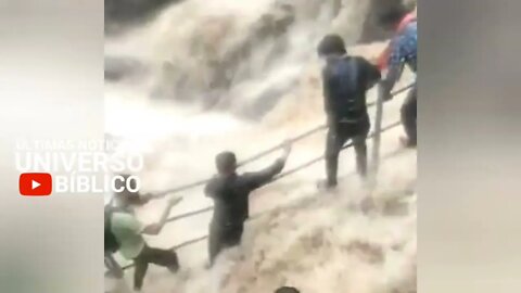 MOMENTOS DE TERROR LAS FUERTES AGUAS NO PERDONAN EN LA INDIA