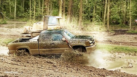 MUD Drivers - Chevrolet MegaTrucks Mud Runners in Mud Bogging Event 4x4