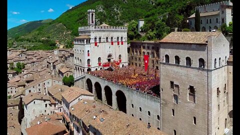 GUBBIO e la sua storia - i mercatini, l'albero di Natale più grande del mondo