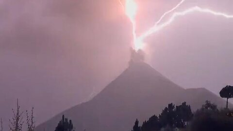 Lightning display over the Volcán de Fuego, Guatemala.