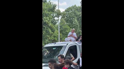 Con una sonrisa de oreja a oreja y dándose un baño de masas, así guarda el luto la madre de Nahel