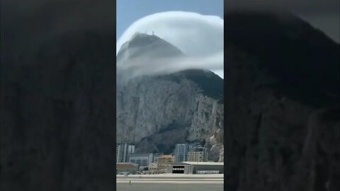 Time-lapse shows "Levanter cloud" formation over Rock of Gibraltar