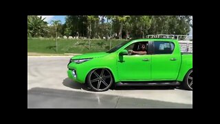 Gusttavo lima com seu novo carro Hilux Lotada de som verde