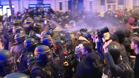 LIVE / En direct: Paris / France - Protest takes place following no-confidence votes - 20.03.2023