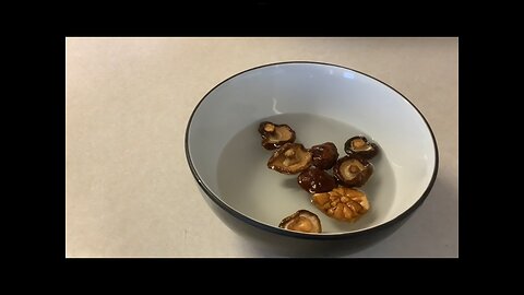 How to Soak and Rise Dried Shiitake Mushrooms or Chinese Black Mushrooms 如何泡发香菇/花菇