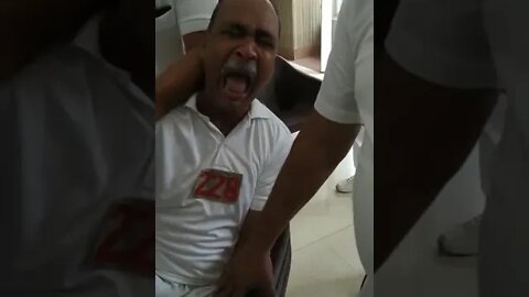 बुद्ध आदमी इंजेक्शन से डर के रोया | #injection #cry #viral
