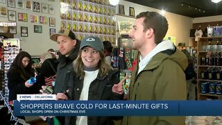 Shoppers Brave Cold for Last-Minute Gifts