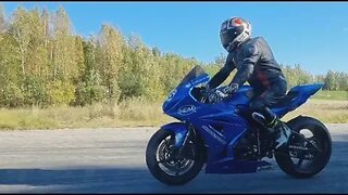 720 HP McLaren 720S Spider vs 200 HP Suzuki GSX-R 1000 0-300 km/h