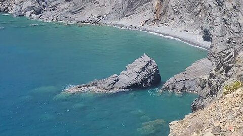 Das Mittelmeer an der Steilküste der französischen Pyrenäen / The rough coast of the French Pyrenees