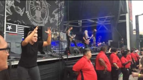 Traduttrice nella lingua dei segni anima il pubblico del concerto metal