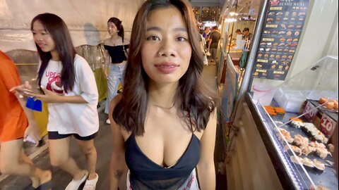 Thai Girl Shows Me Around At Night 🇹🇭