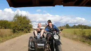 Como ir para casa de reboque: junte 3 amigos numa motocicleta