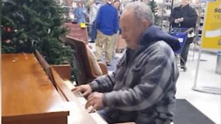 Mies hurmaa kaupan asiakkaat pianonsoittotaidoillaan