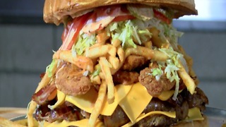 FOOD CHALLENGE! Arizona Cardinals want you to eat this monster burger - ABC15 Digital