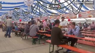 Alemão quebra recorde de transporte de canecas de cerveja