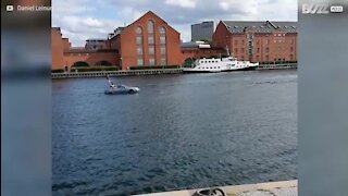 Senhor avista carro a flutuar num rio em Copenhaga