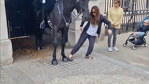 Her horse stood on her flip flop shoe 👞 her kid tried to get it back 😆 😆